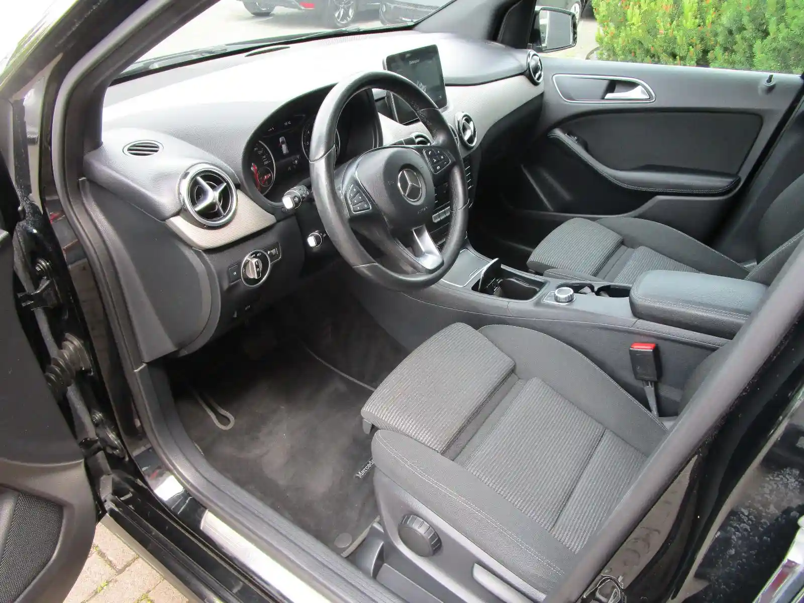 Mercedes-Benz B 180