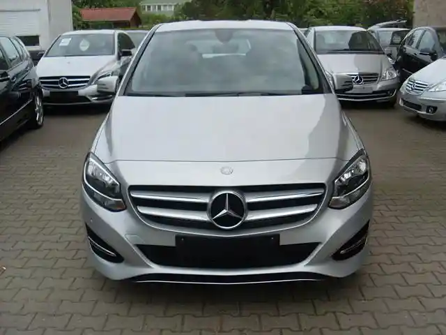 Mercedes-Benz B 180