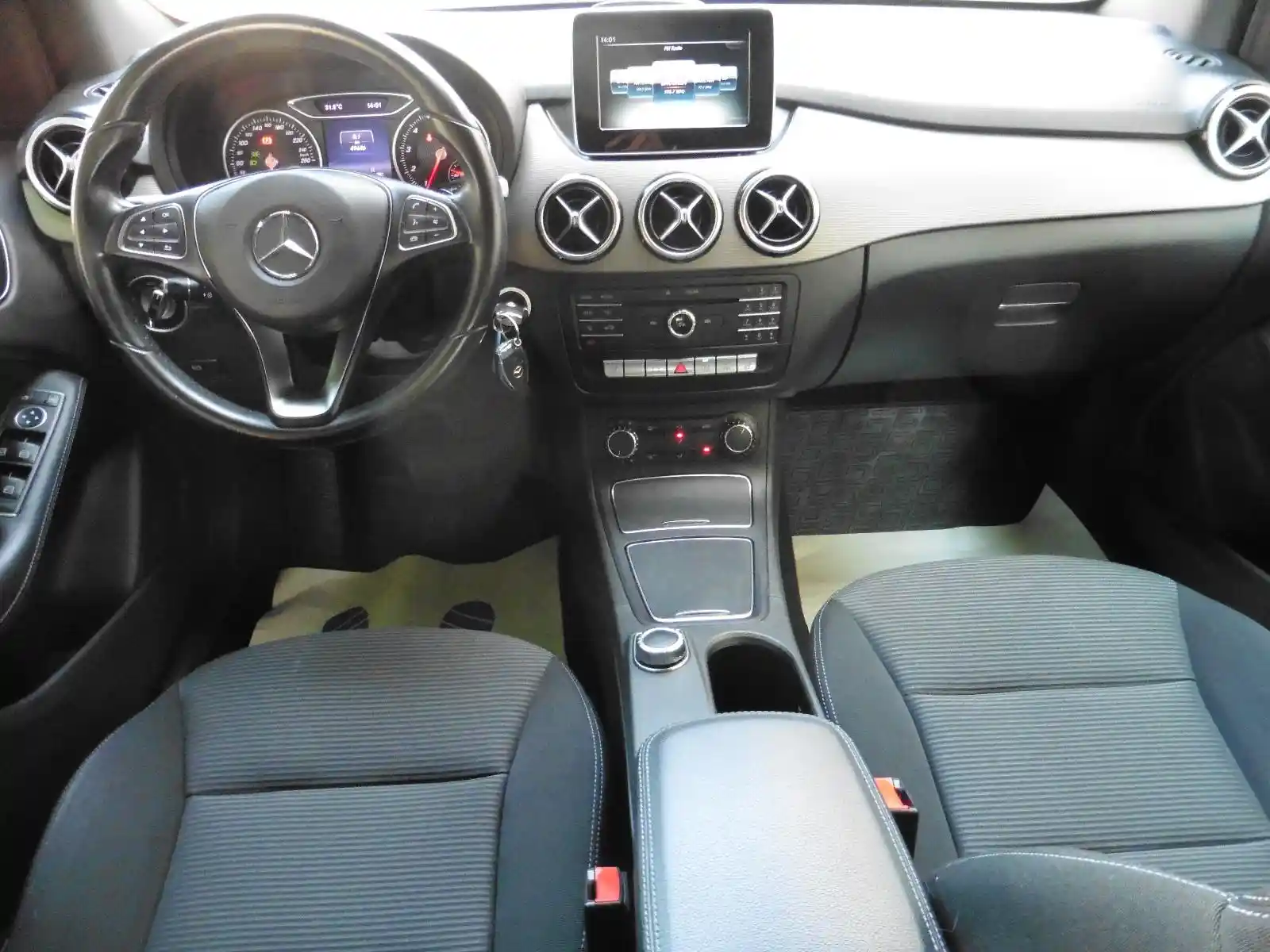 Mercedes-Benz B 180