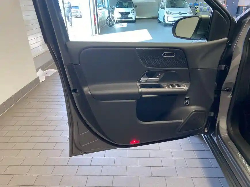 Mercedes-Benz B 180