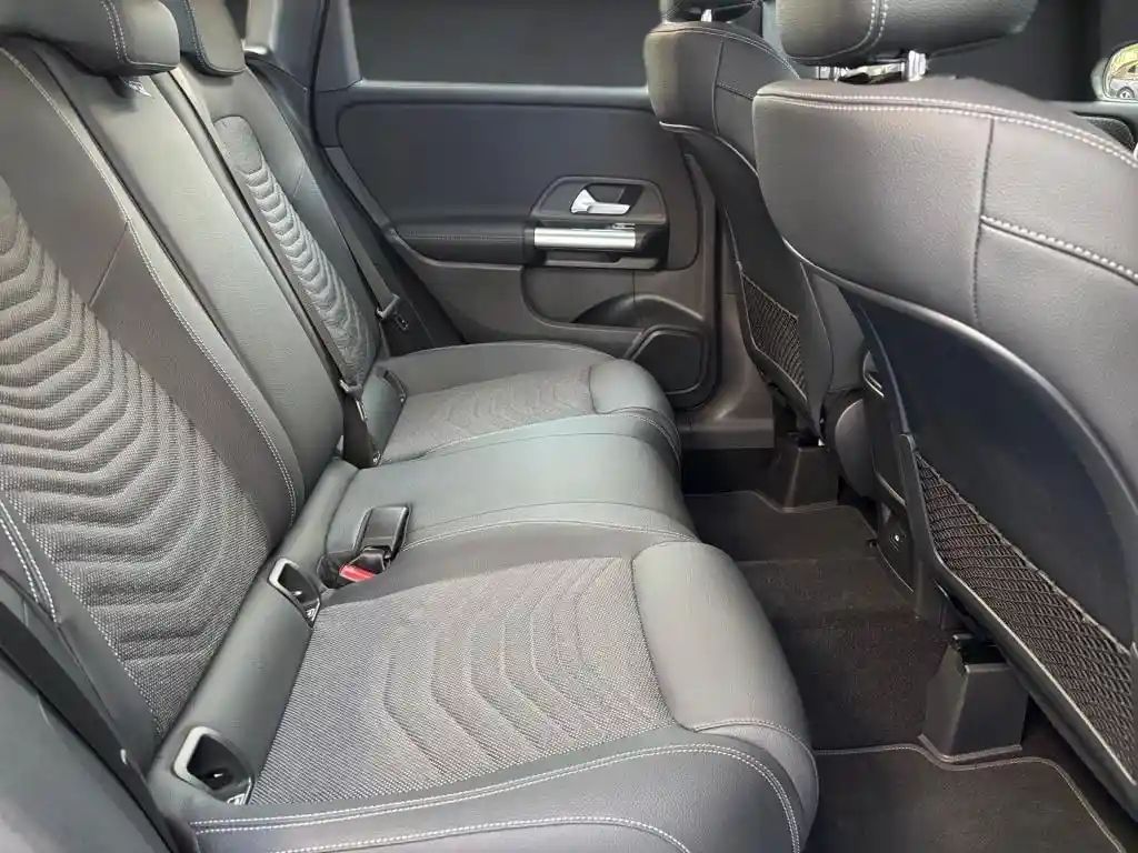 Mercedes-Benz B 180