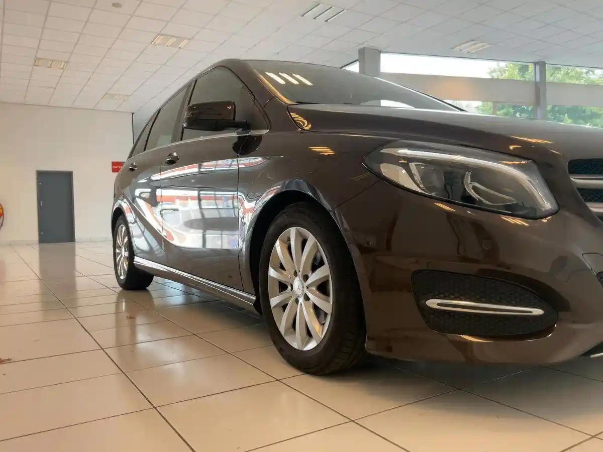 Mercedes-Benz B 180