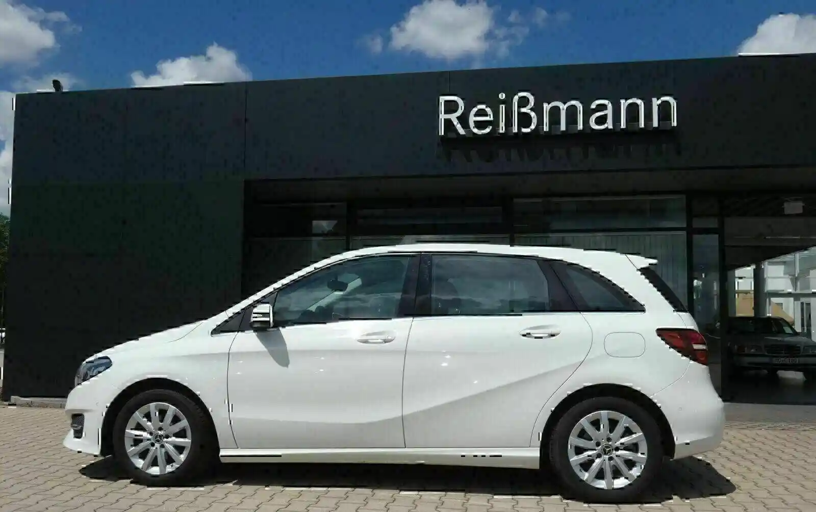 Mercedes-Benz B 180