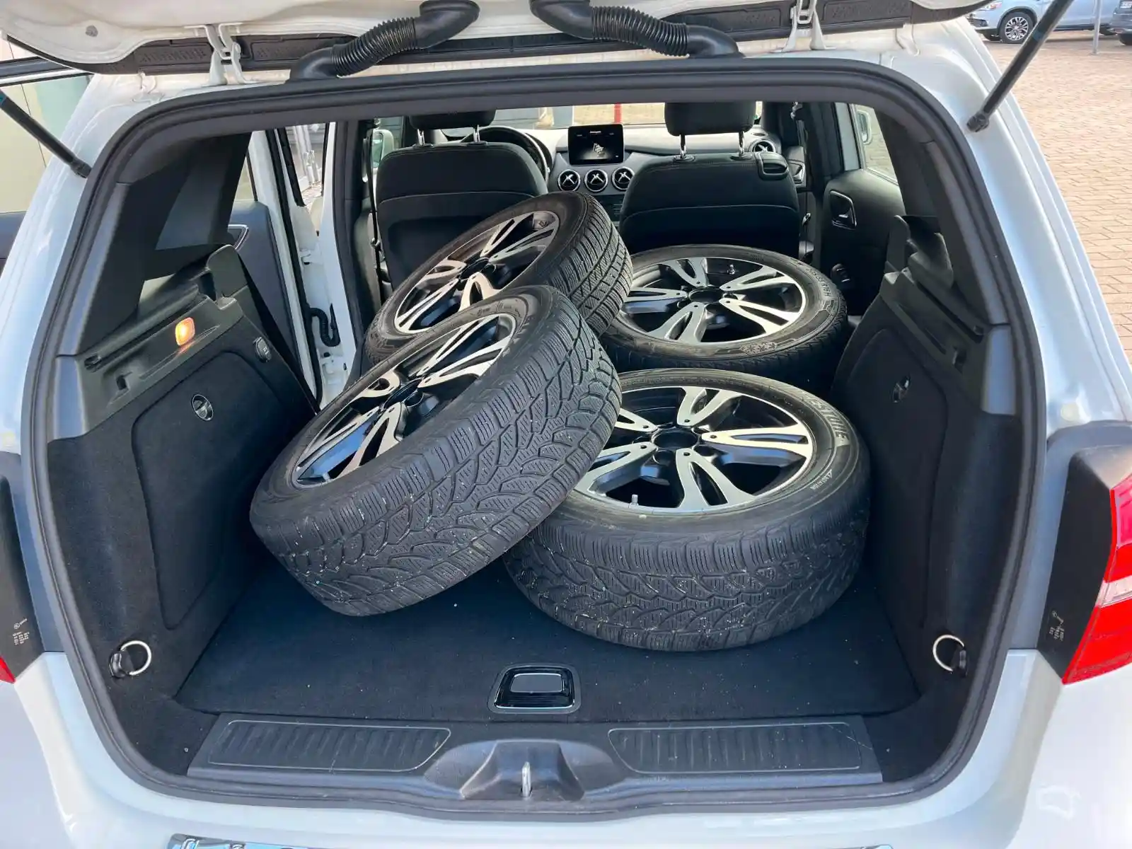 Mercedes-Benz B 180