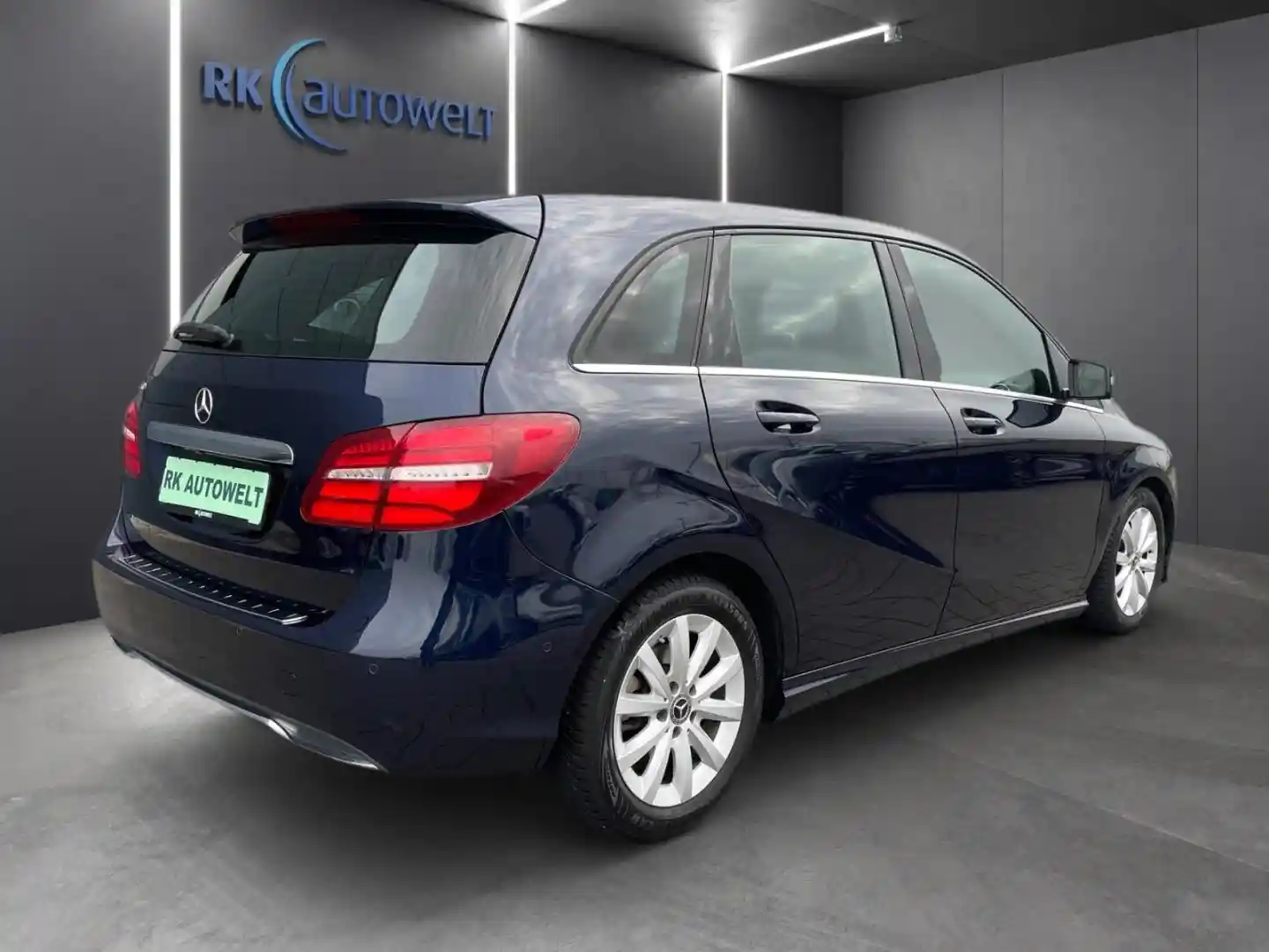 Mercedes-Benz B 180