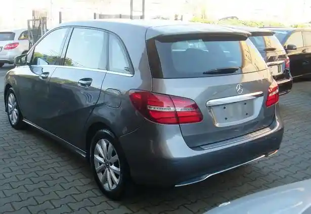 Mercedes-Benz B 180