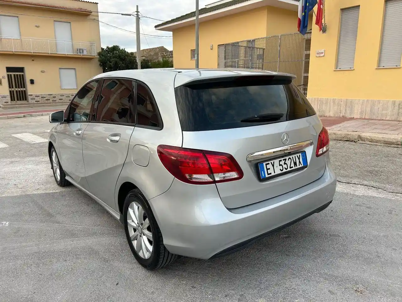 Mercedes-Benz B 180