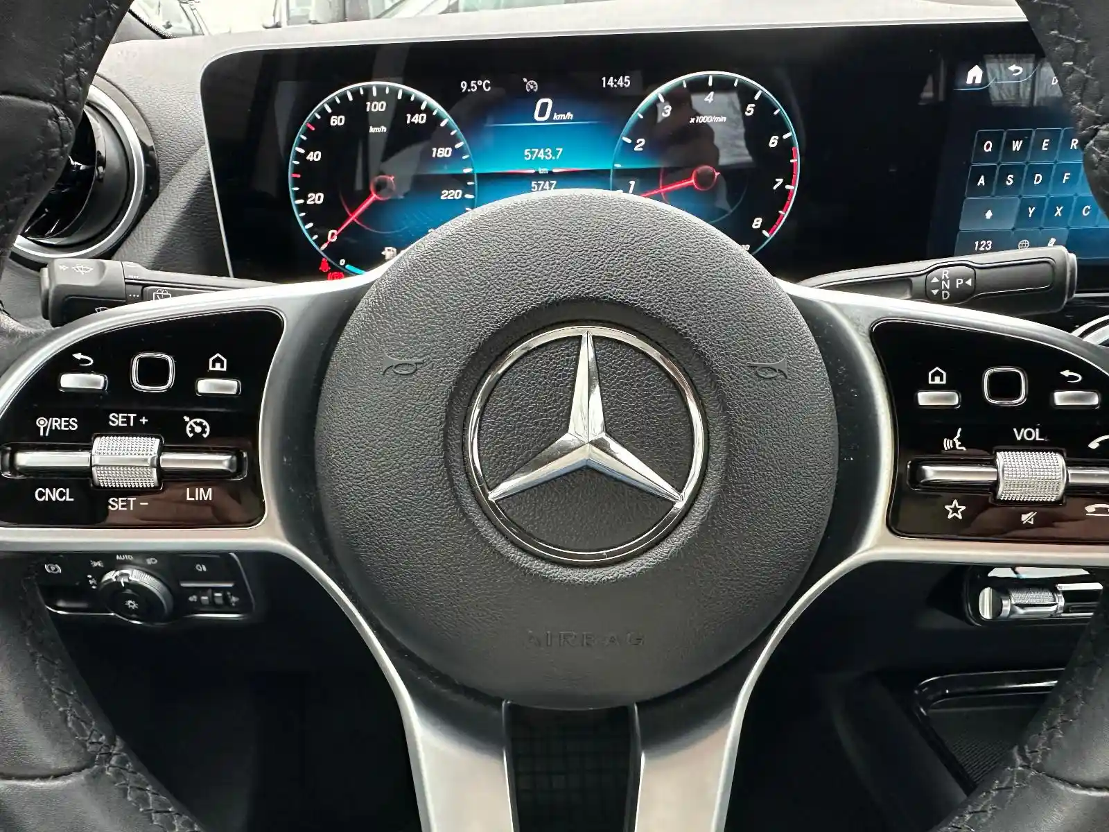 Mercedes-Benz B 180