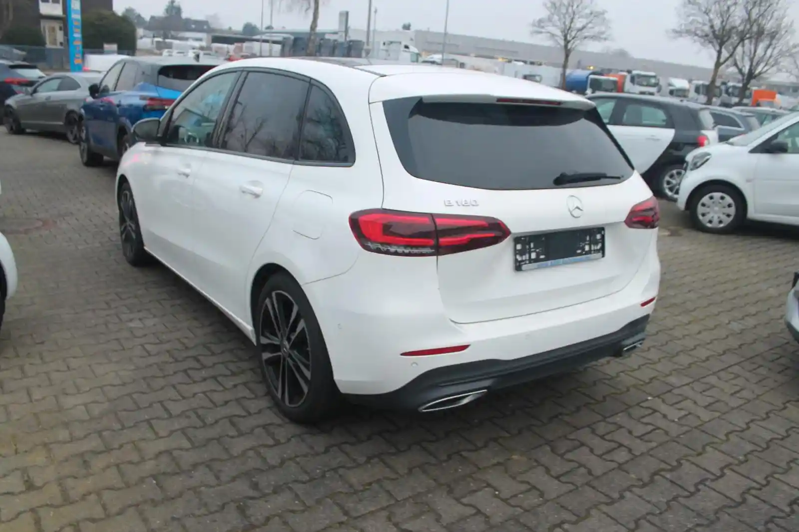 Mercedes-Benz B 180