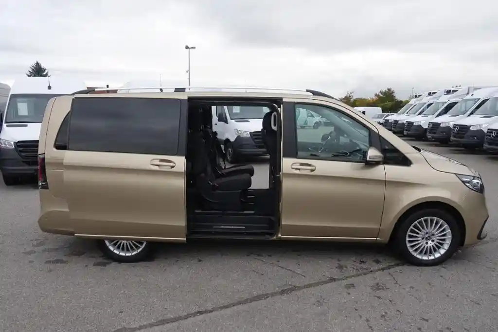 Mercedes-Benz V 220