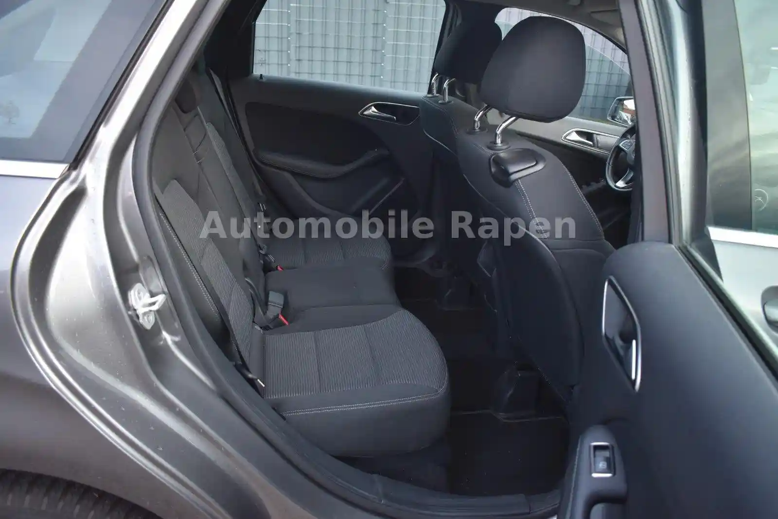 Mercedes-Benz B 180