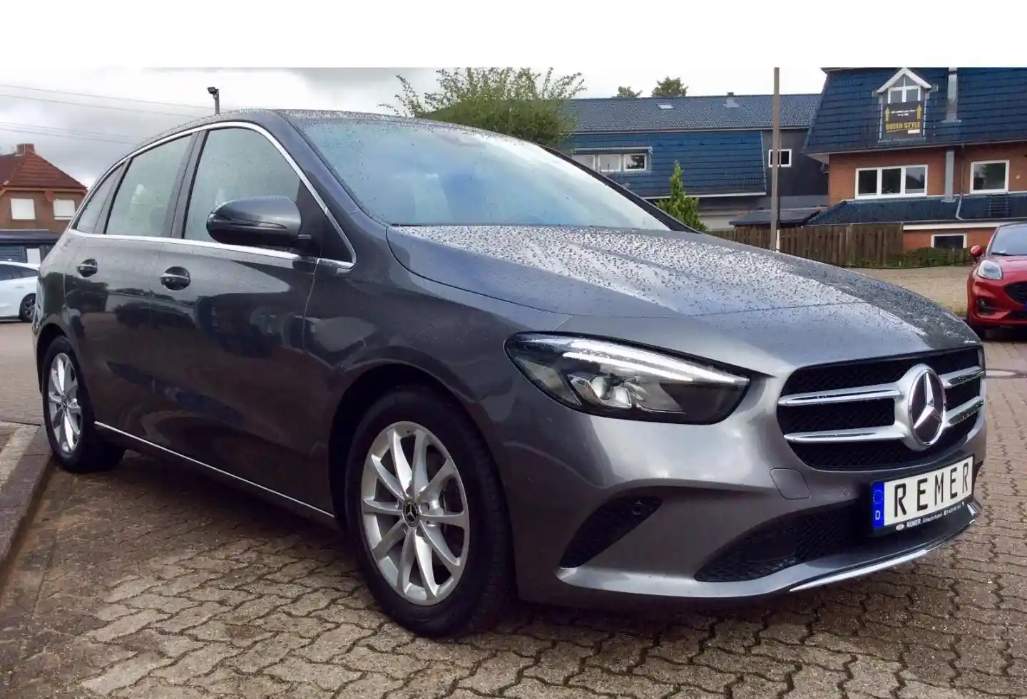 Mercedes-Benz B 180