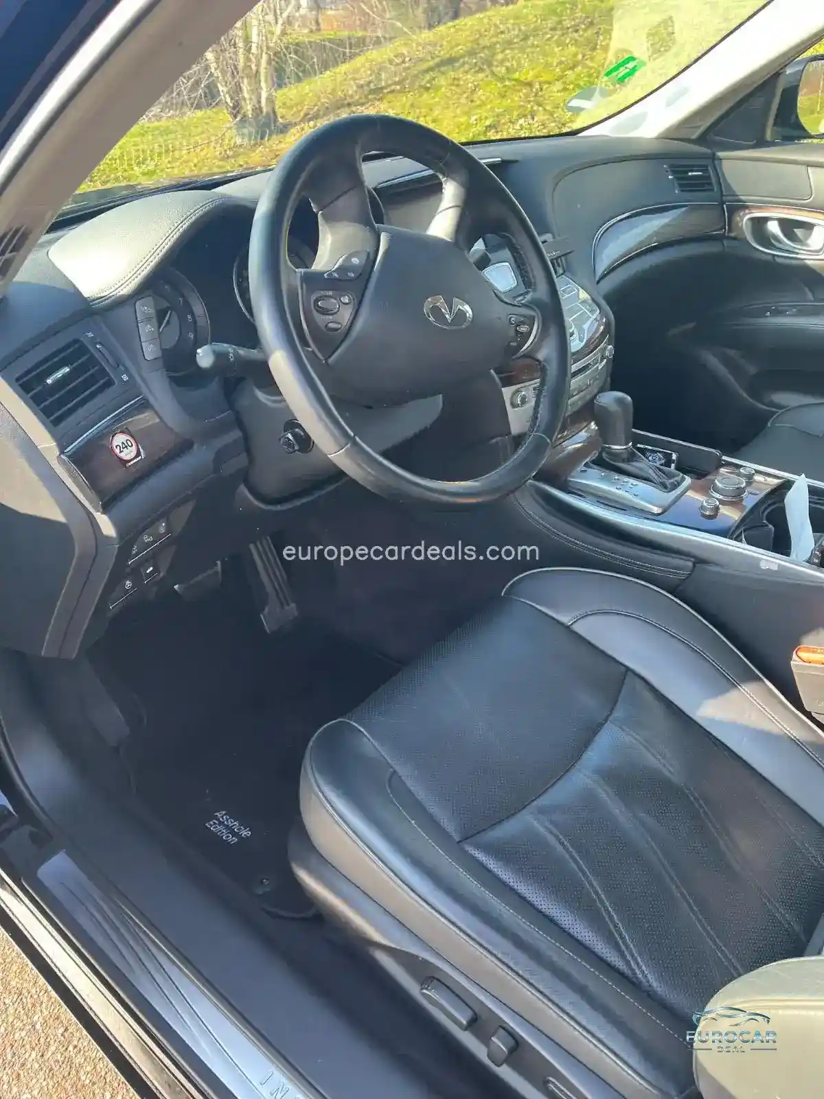 Infiniti Q70
