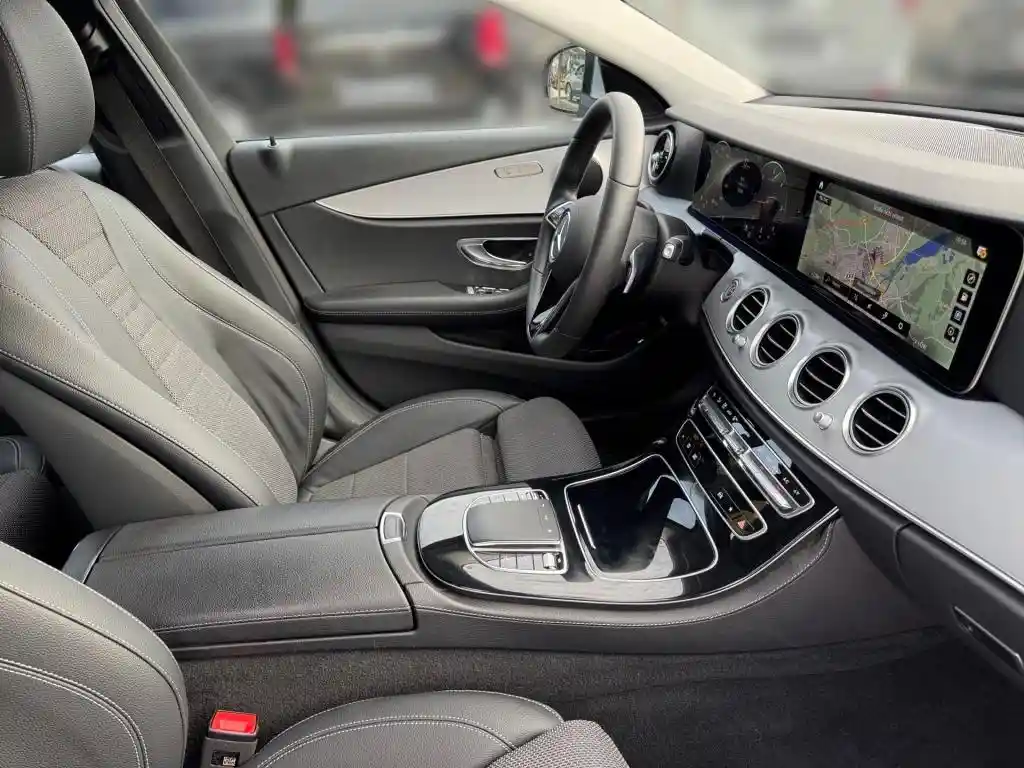 Mercedes-Benz E 220