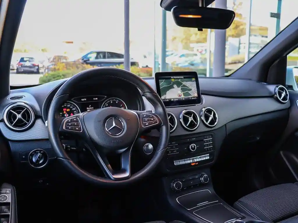 Mercedes-Benz B 180