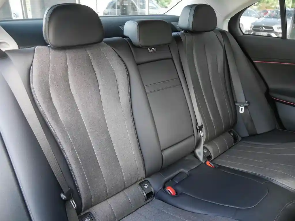 Mercedes-Benz E 200