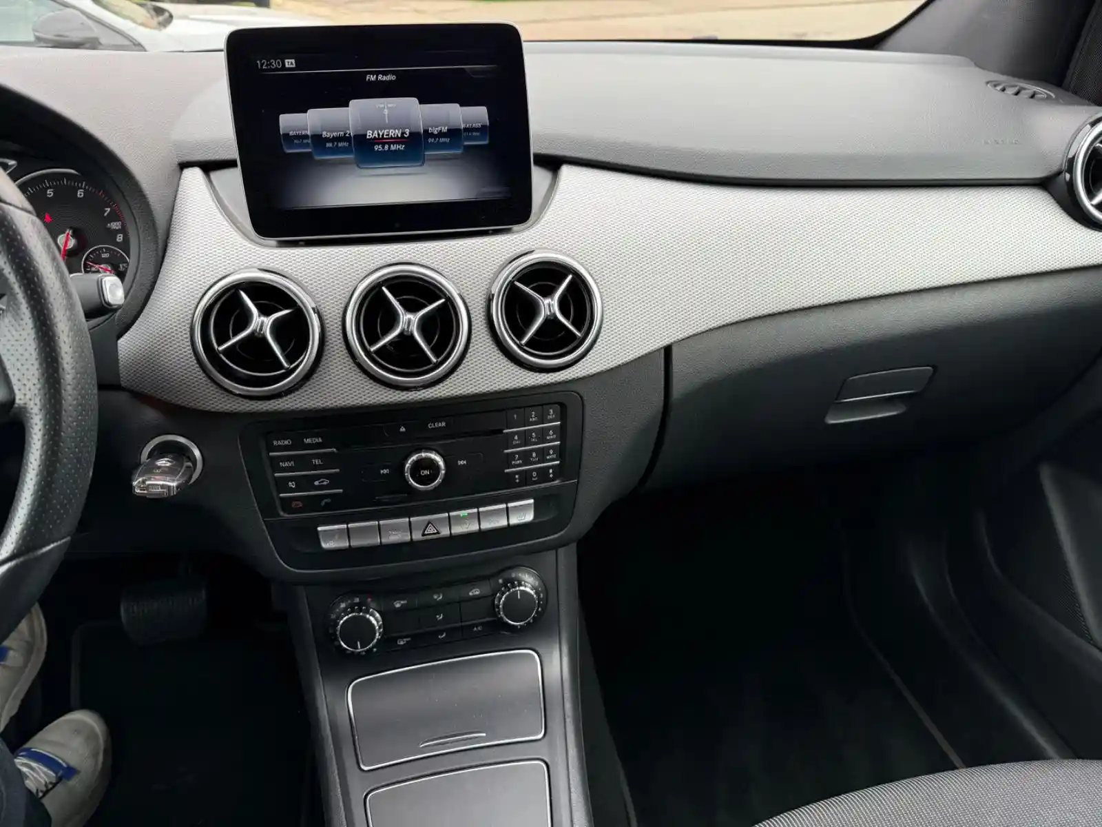 Mercedes-Benz B 180