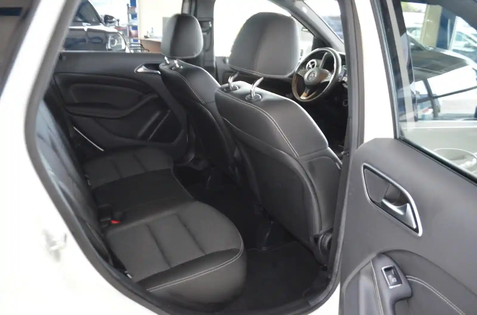 Mercedes-Benz B 180
