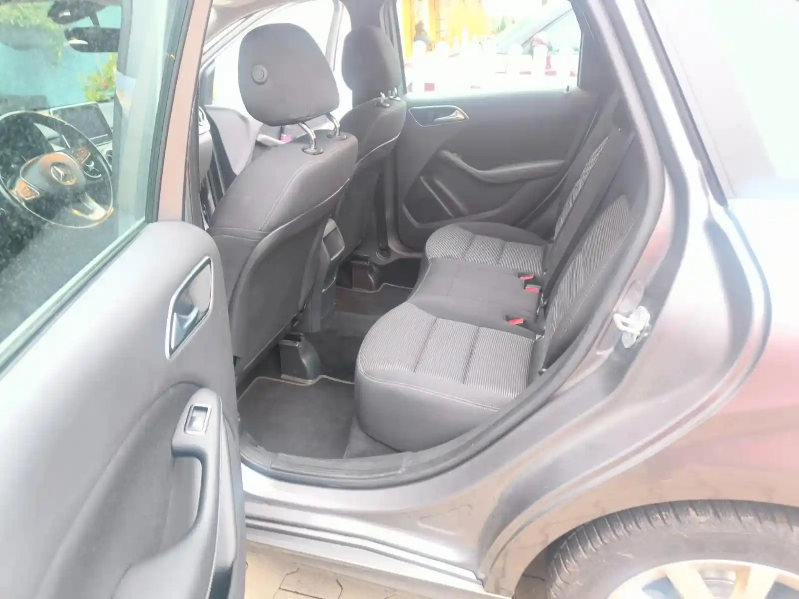 Mercedes-Benz B 180