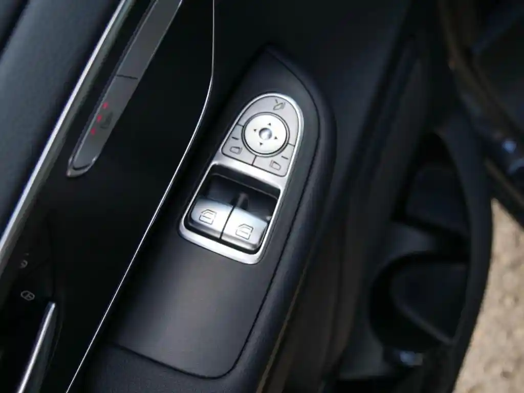 Mercedes-Benz V 220