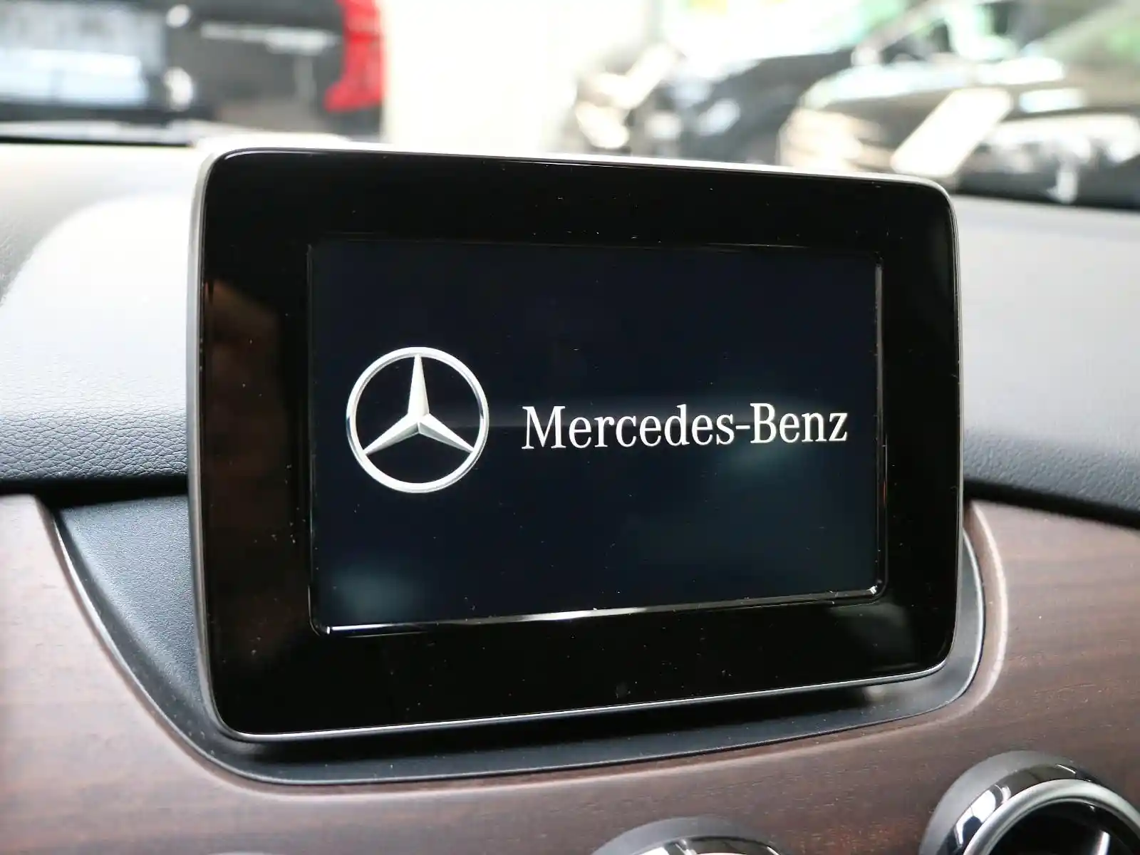 Mercedes-Benz B 180