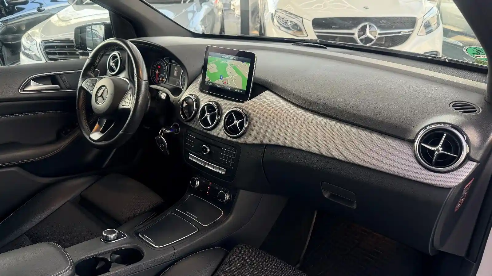 Mercedes-Benz B 180