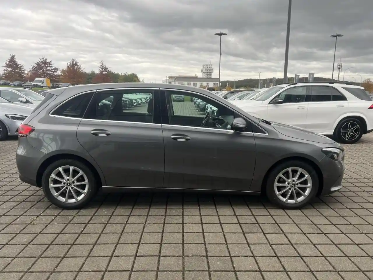 Mercedes-Benz B 180