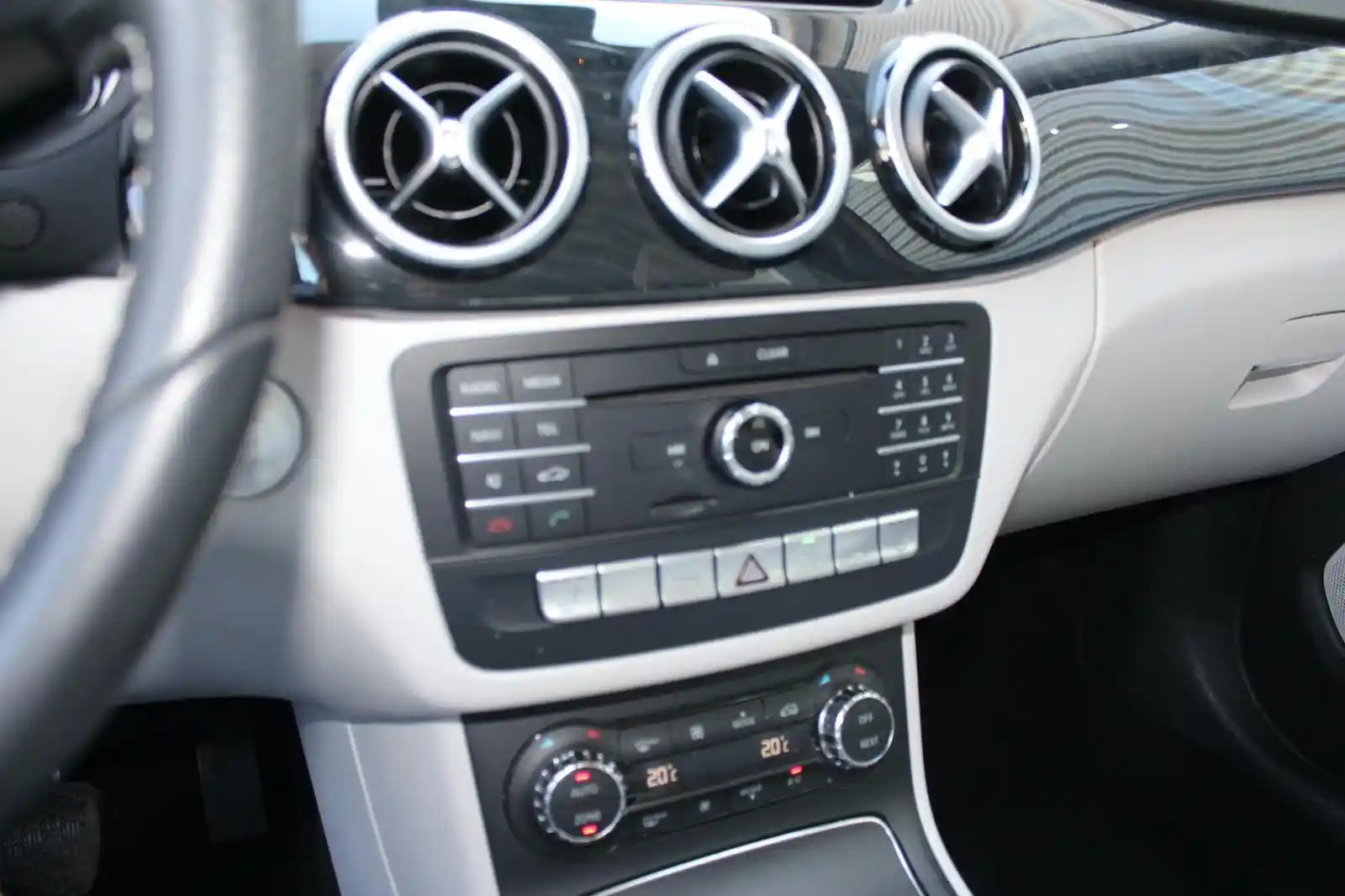 Mercedes-Benz B 180