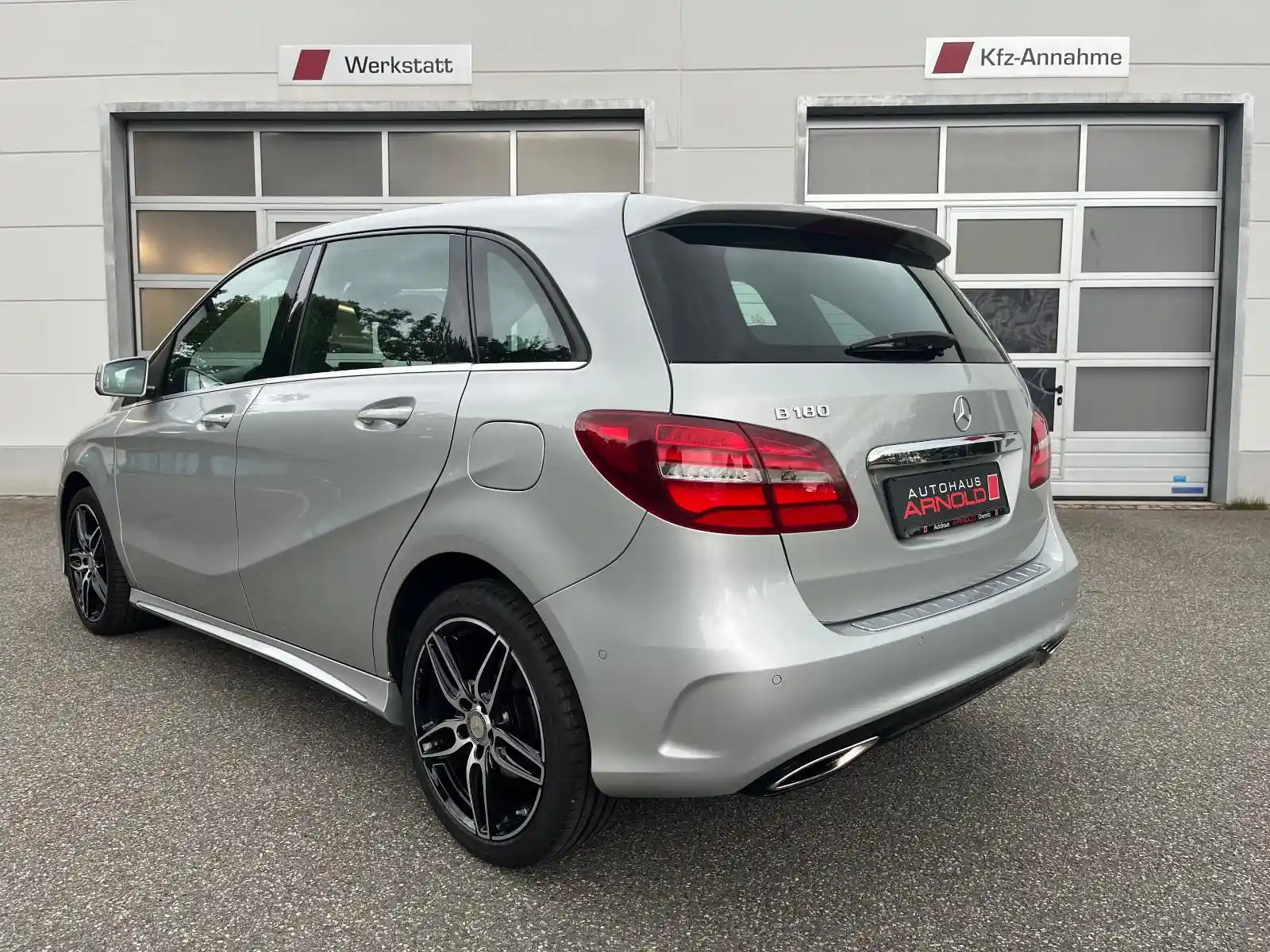 Mercedes-Benz B 180