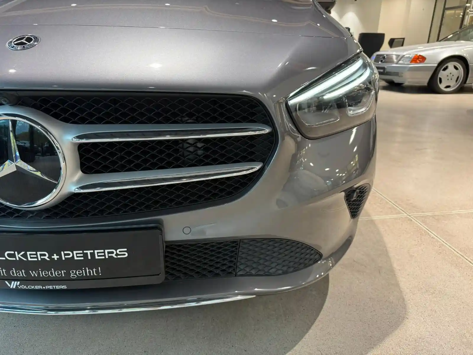 Mercedes-Benz B 180