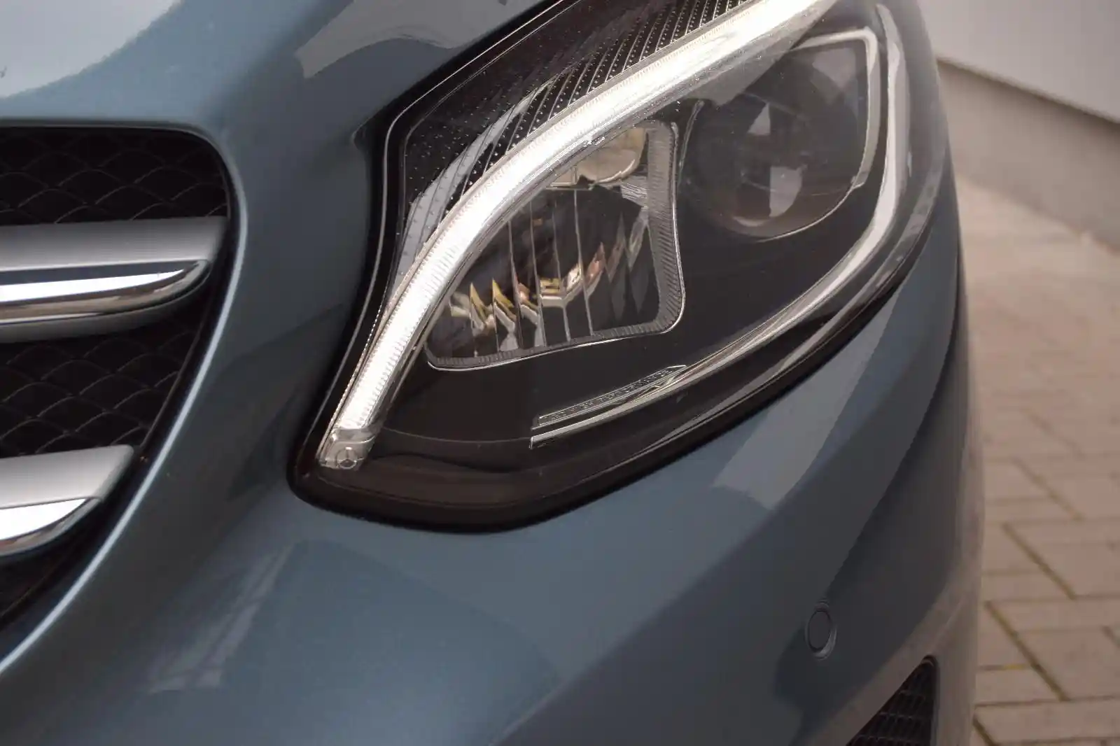 Mercedes-Benz B 180