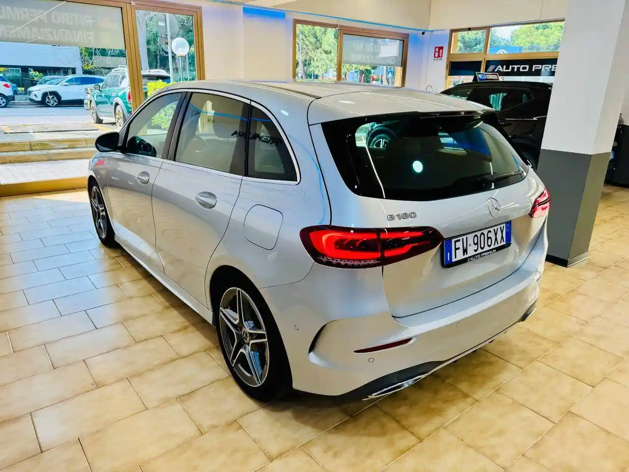 Mercedes-Benz B 180