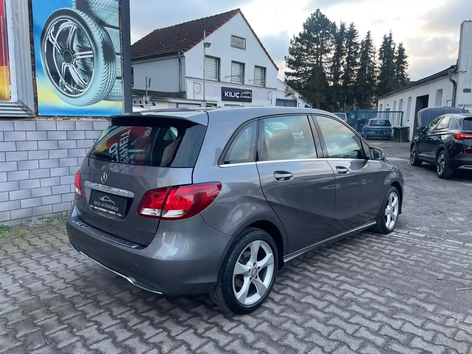 Mercedes-Benz B 180