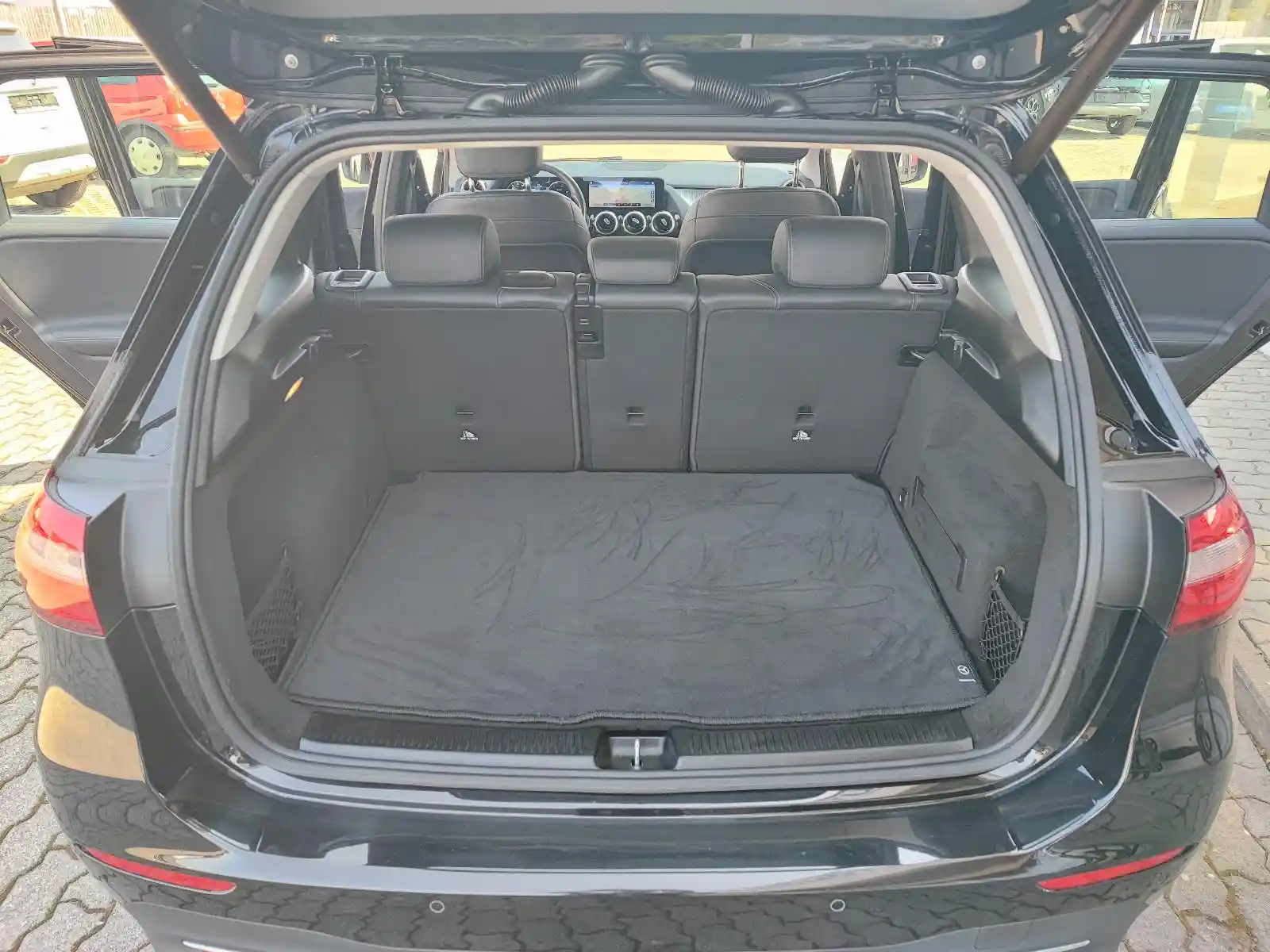 Mercedes-Benz B 180
