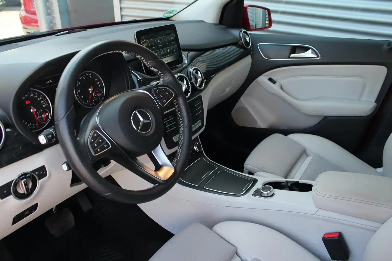 Mercedes-Benz B 180