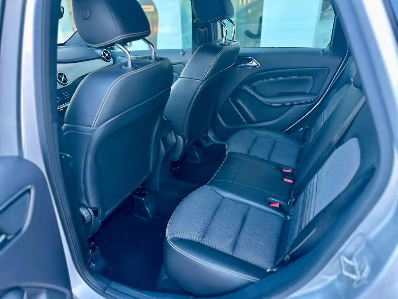 Mercedes-Benz B 180
