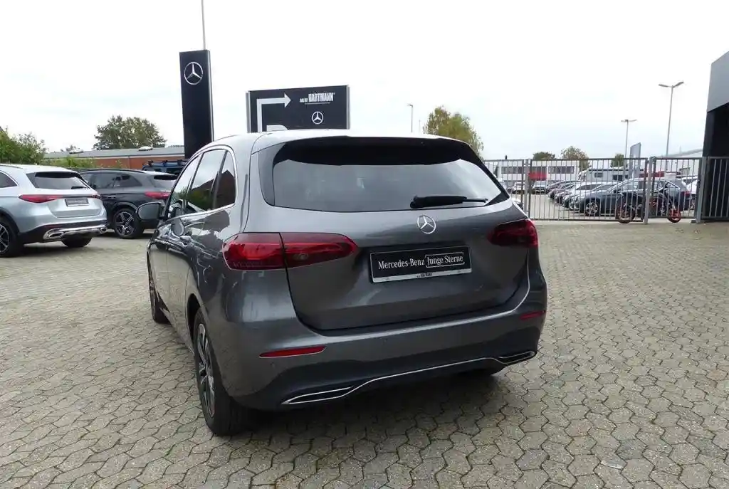 Mercedes-Benz B 180