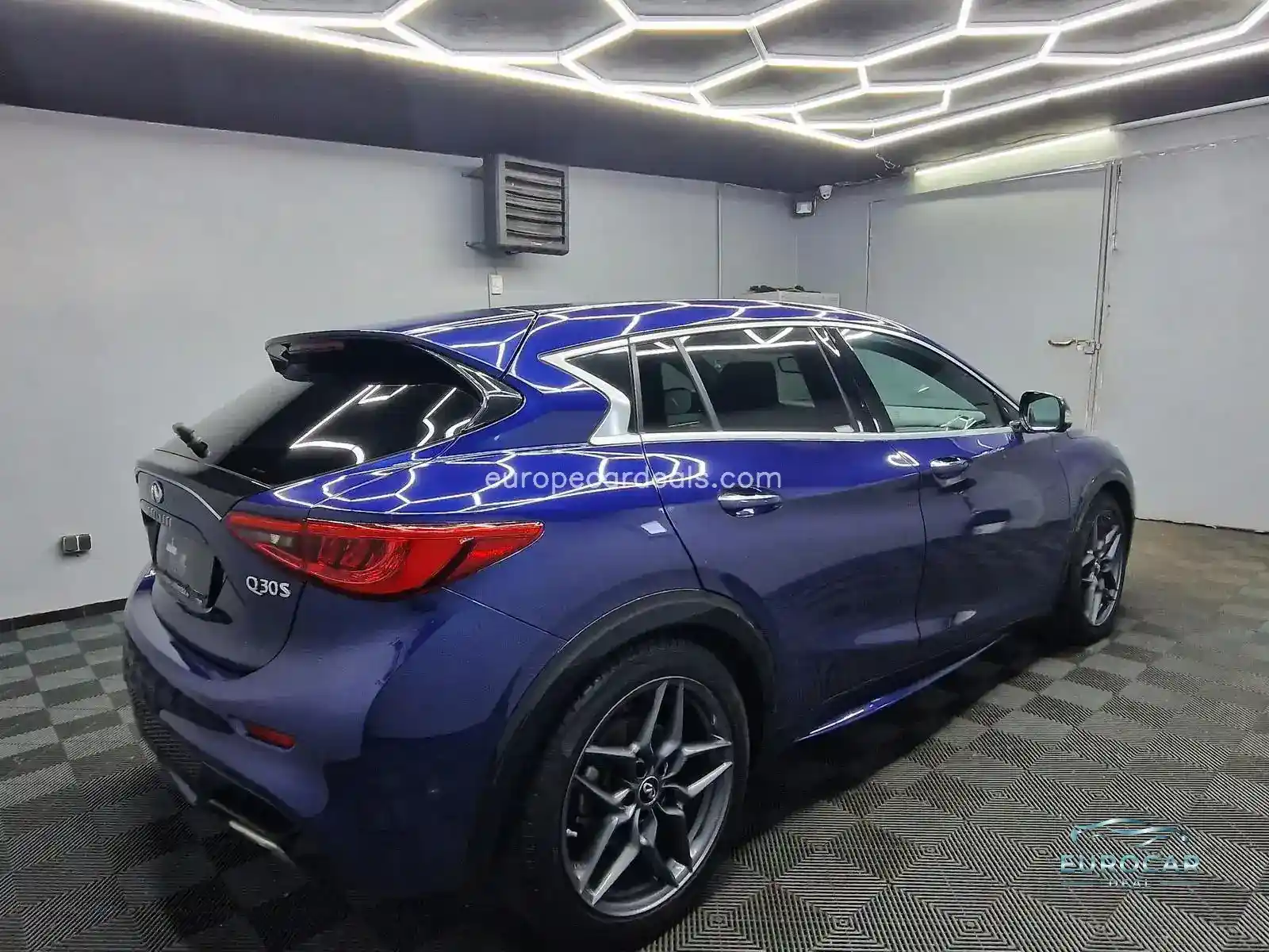 Infiniti Q30