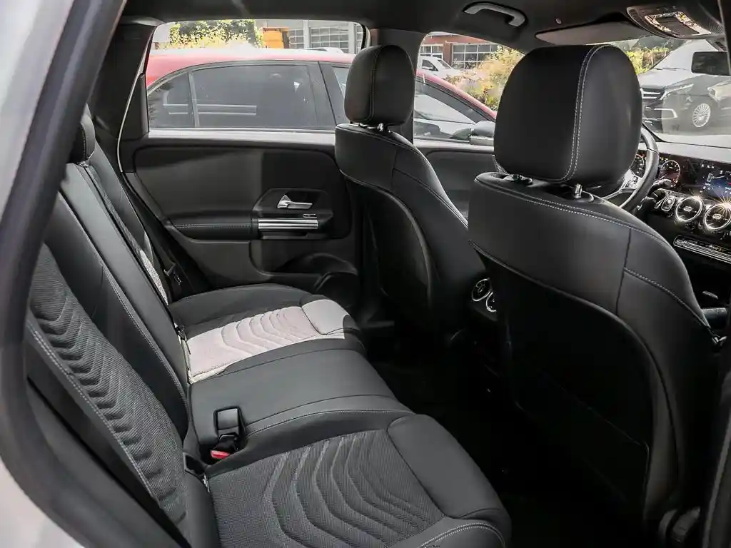 Mercedes-Benz B 180