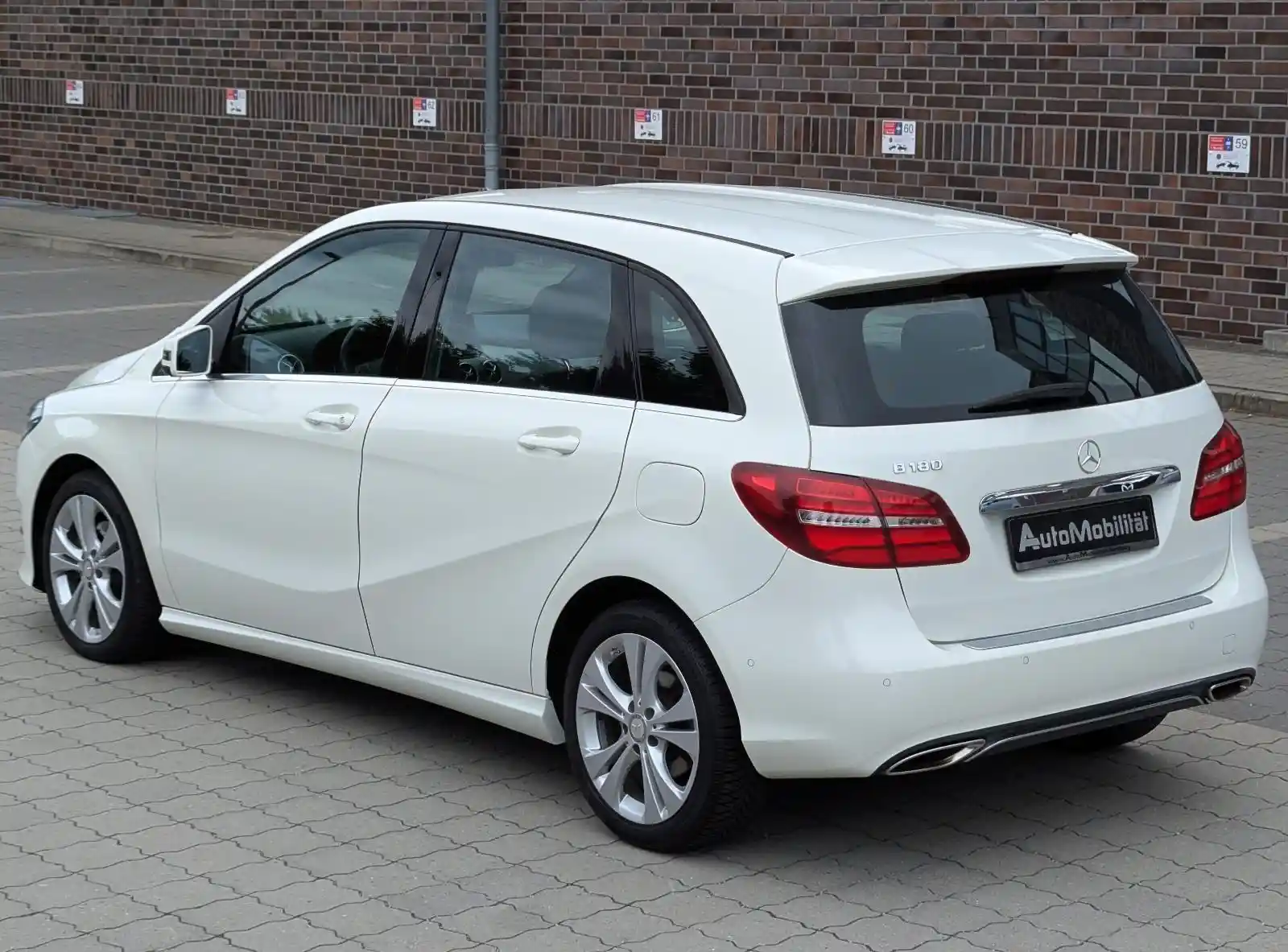 Mercedes-Benz B 180