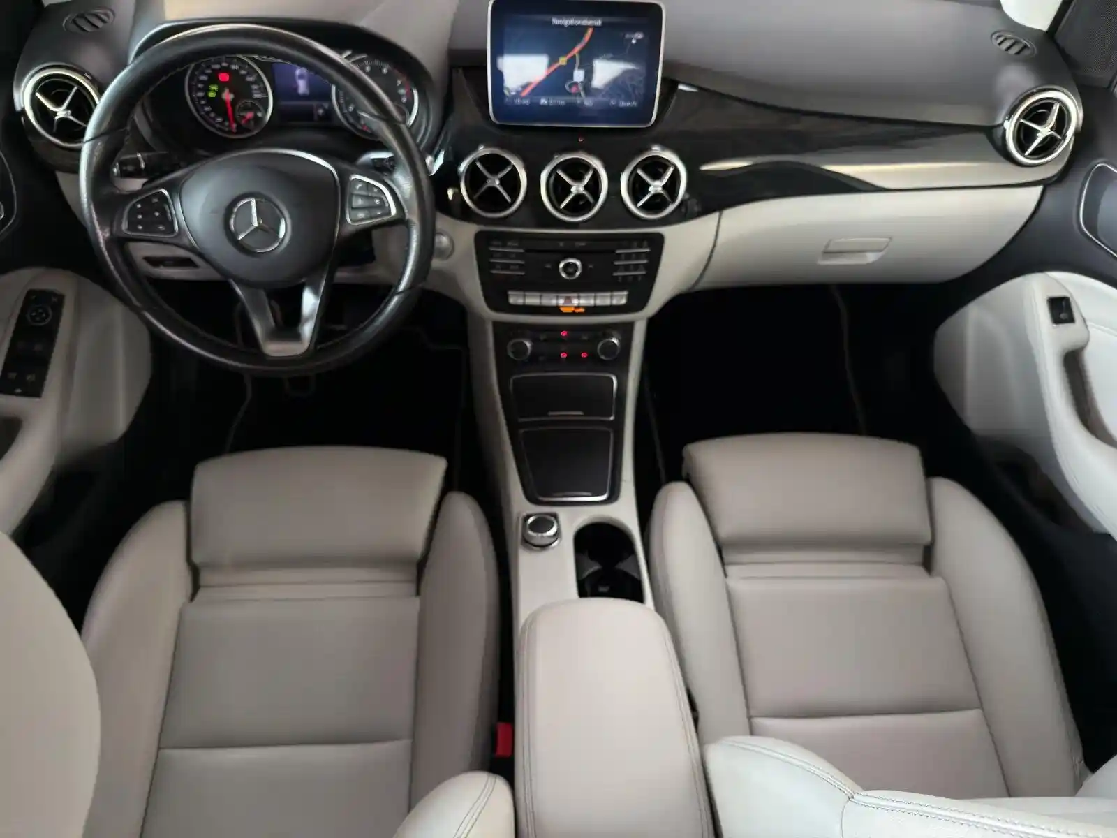 Mercedes-Benz B 180