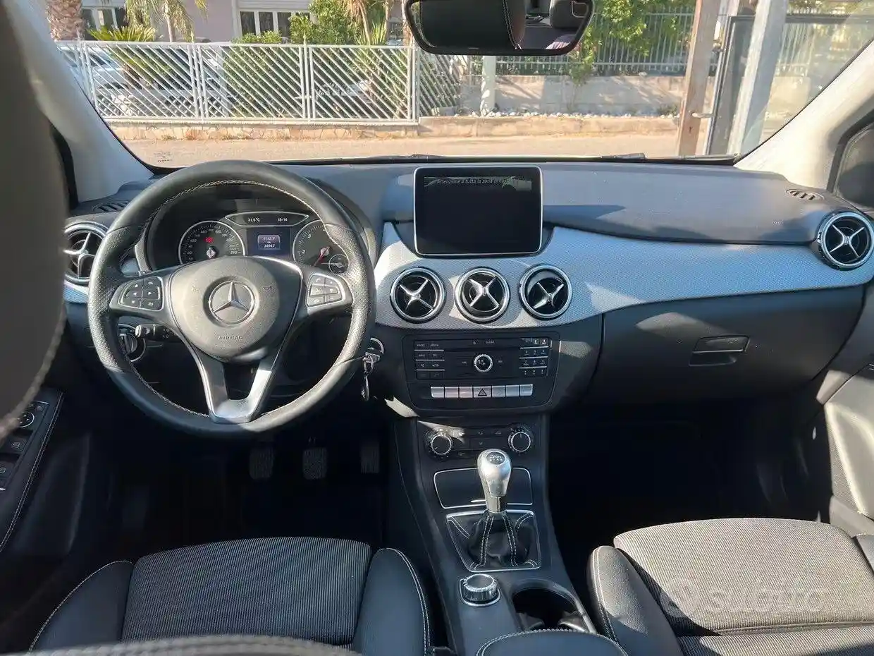 Mercedes-Benz B 180