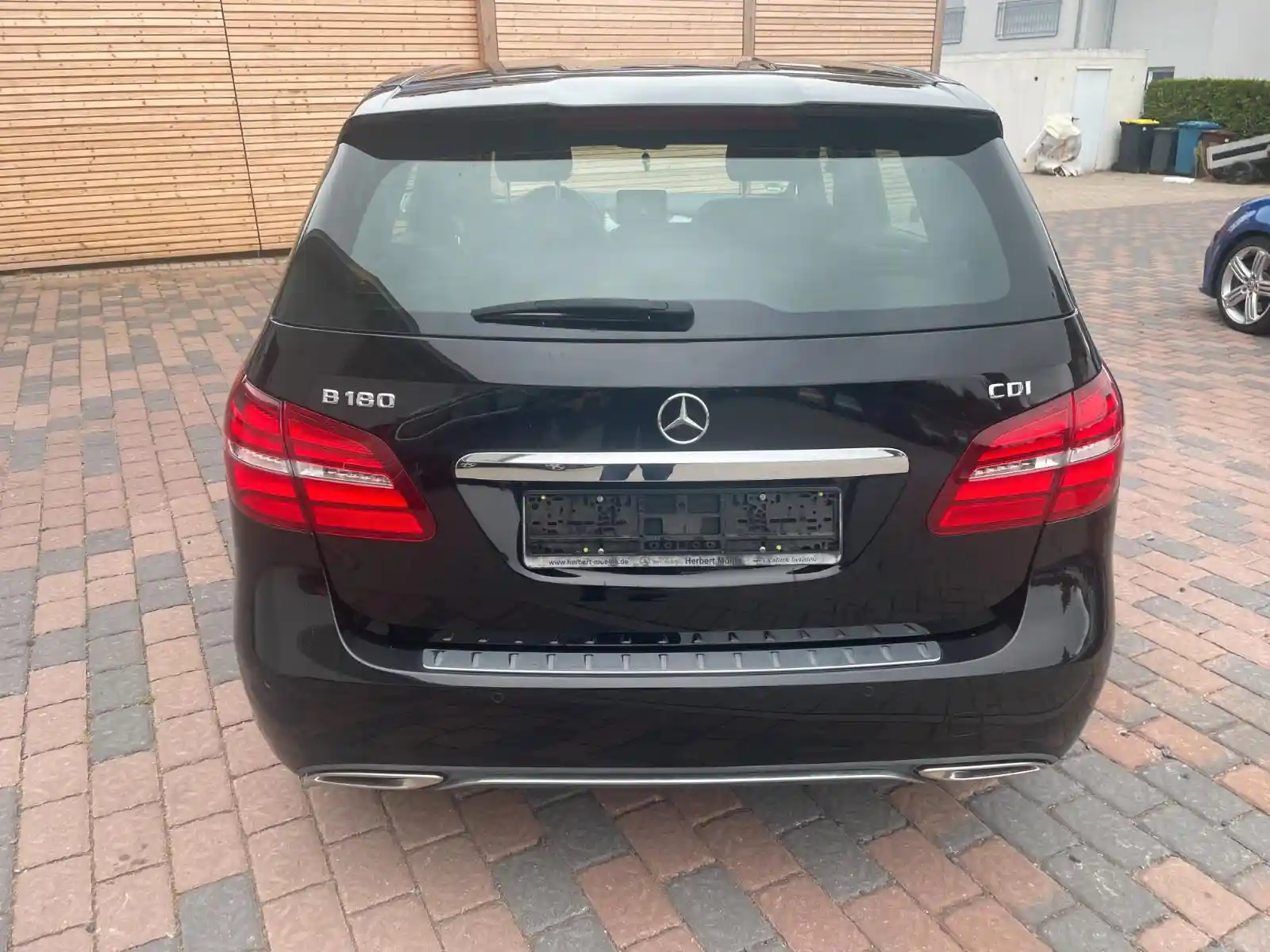 Mercedes-Benz B 180