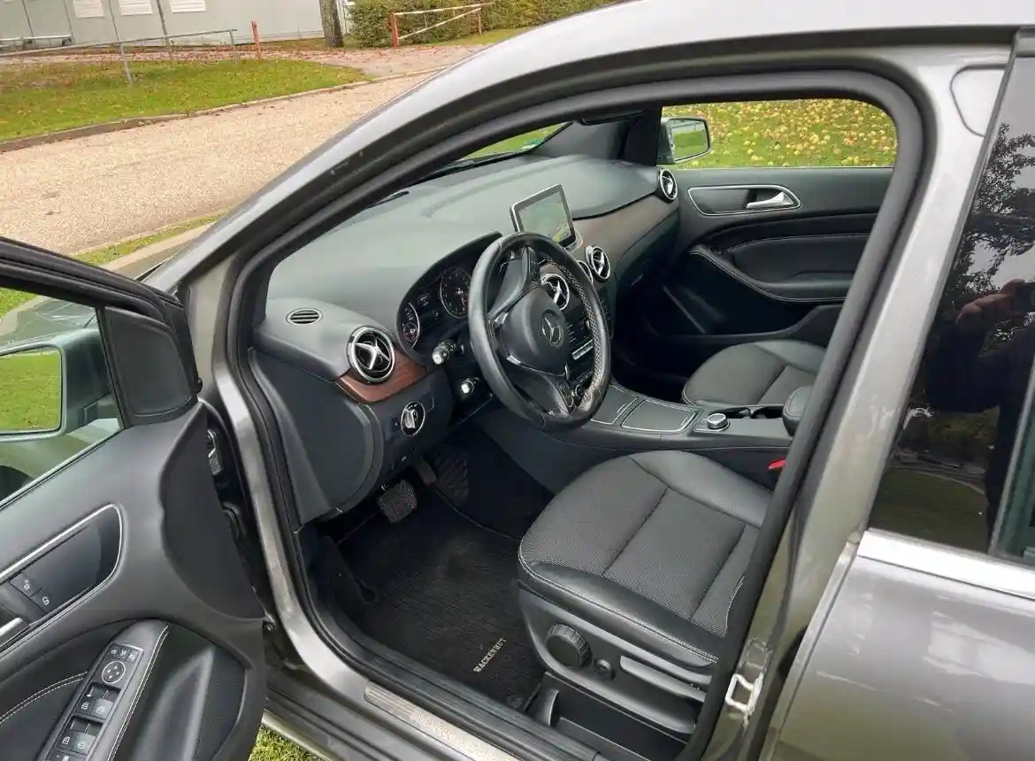 Mercedes-Benz B 220