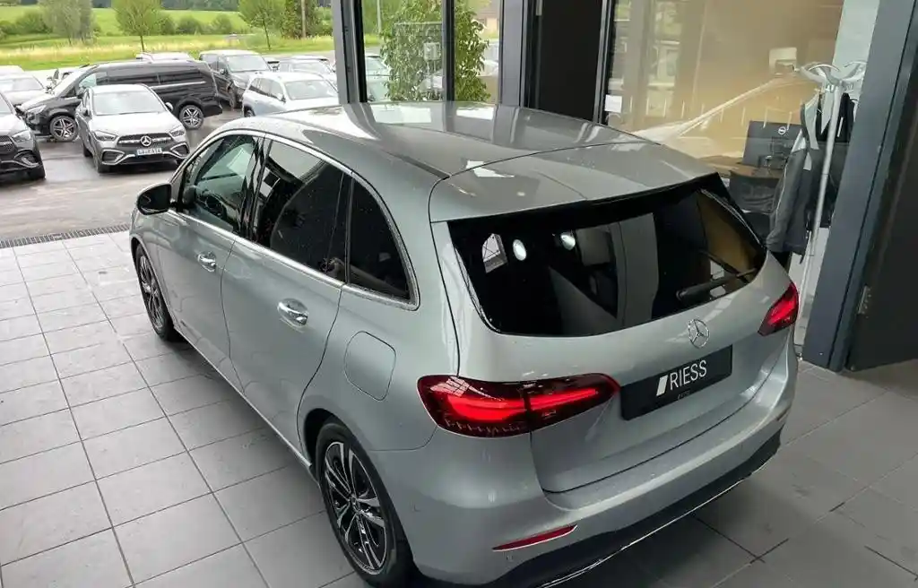 Mercedes-Benz B 180