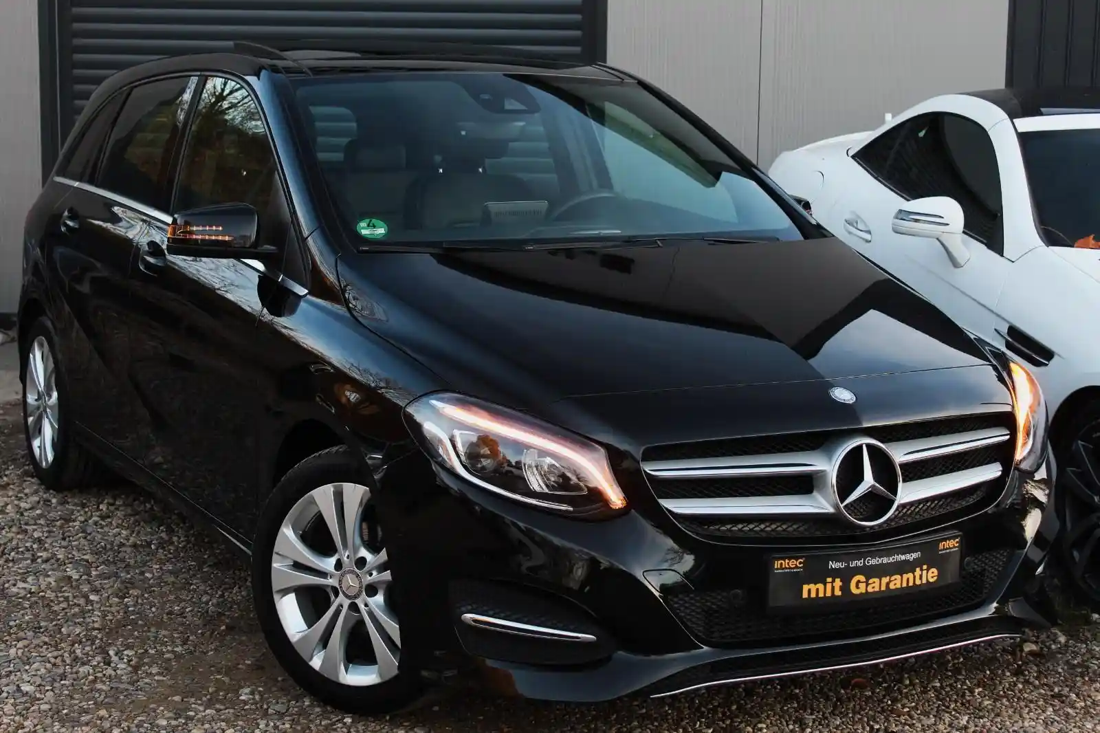 Mercedes-Benz B 180