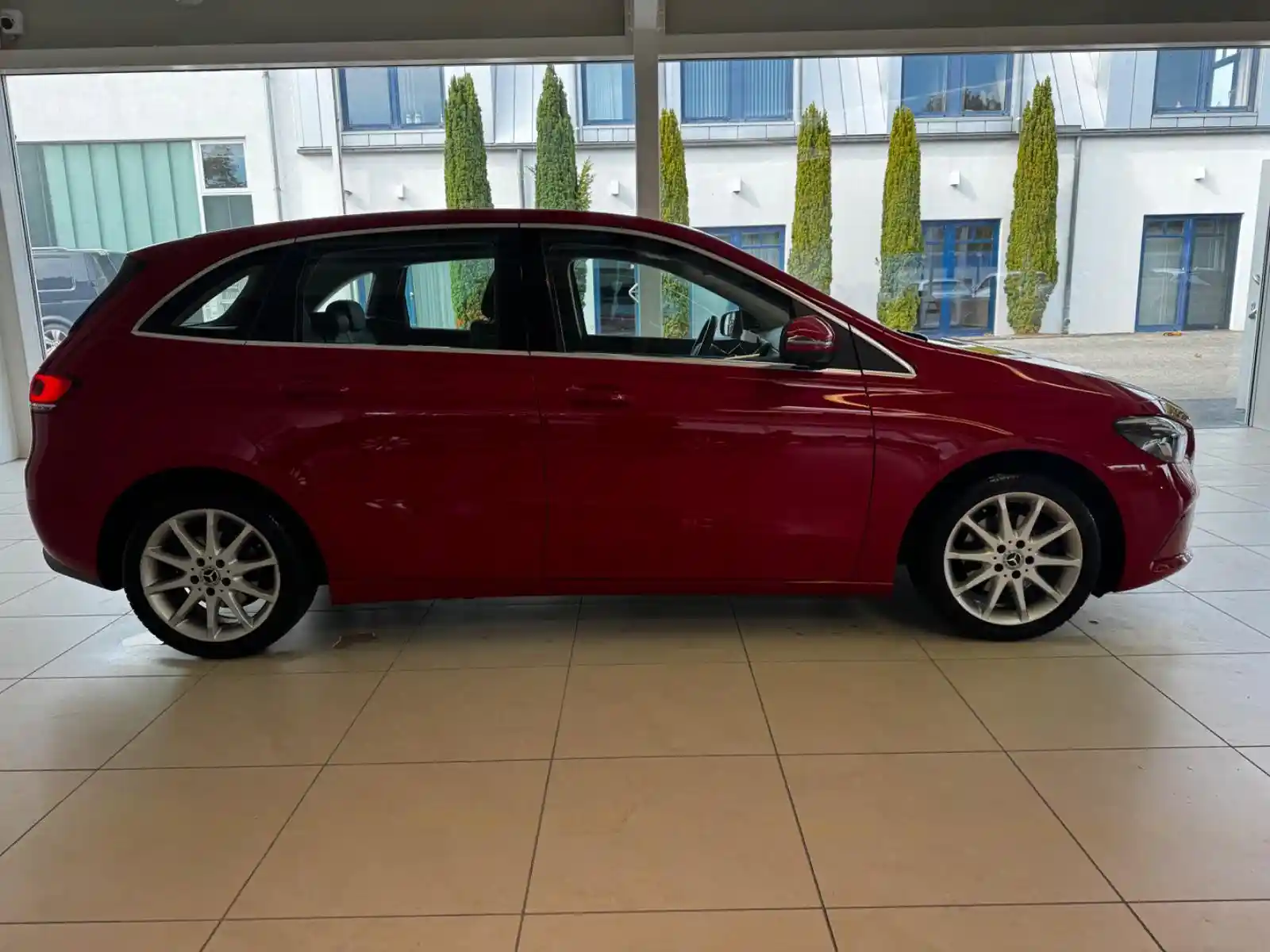 Mercedes-Benz B 180