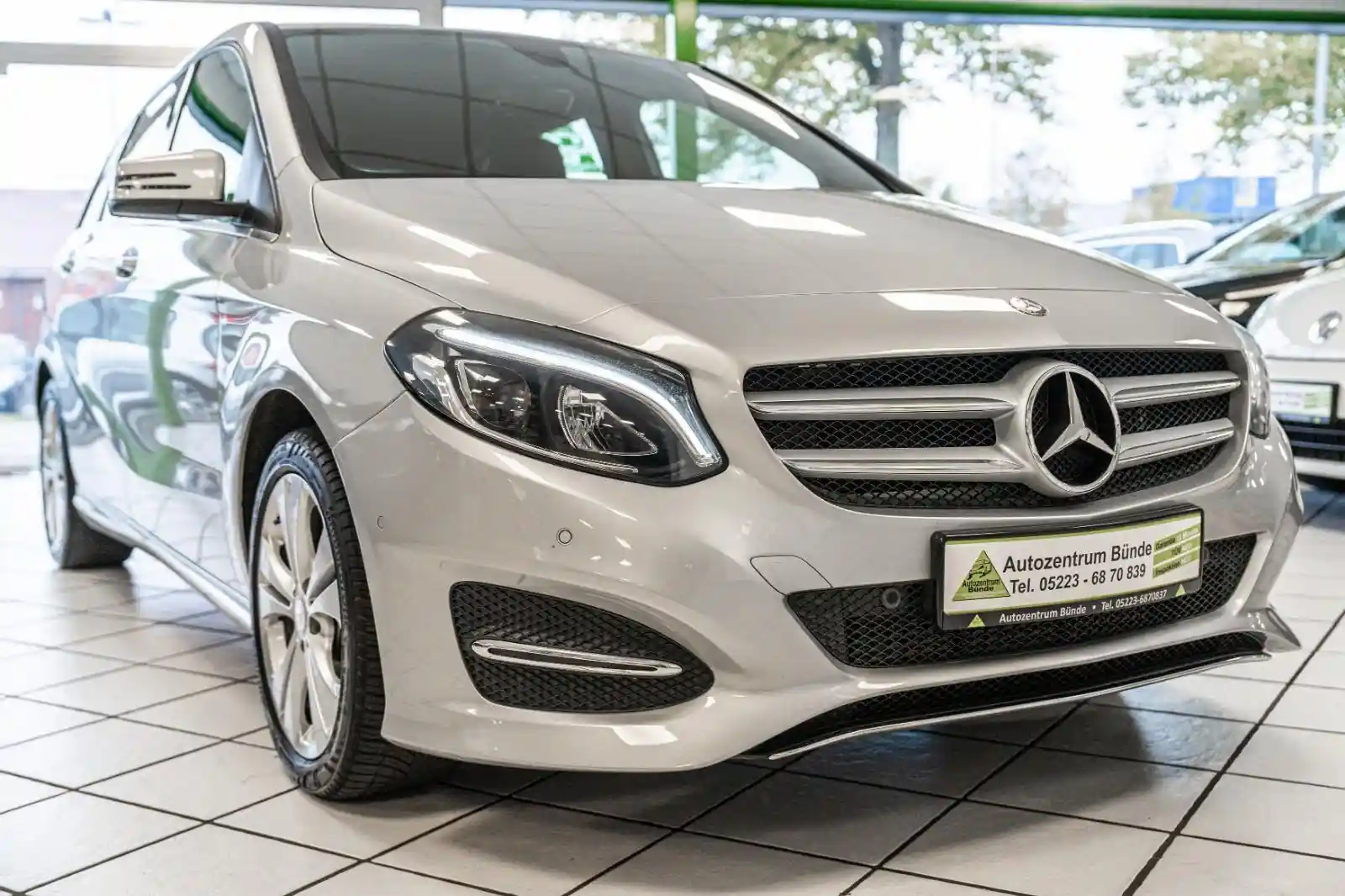 Mercedes-Benz B 180
