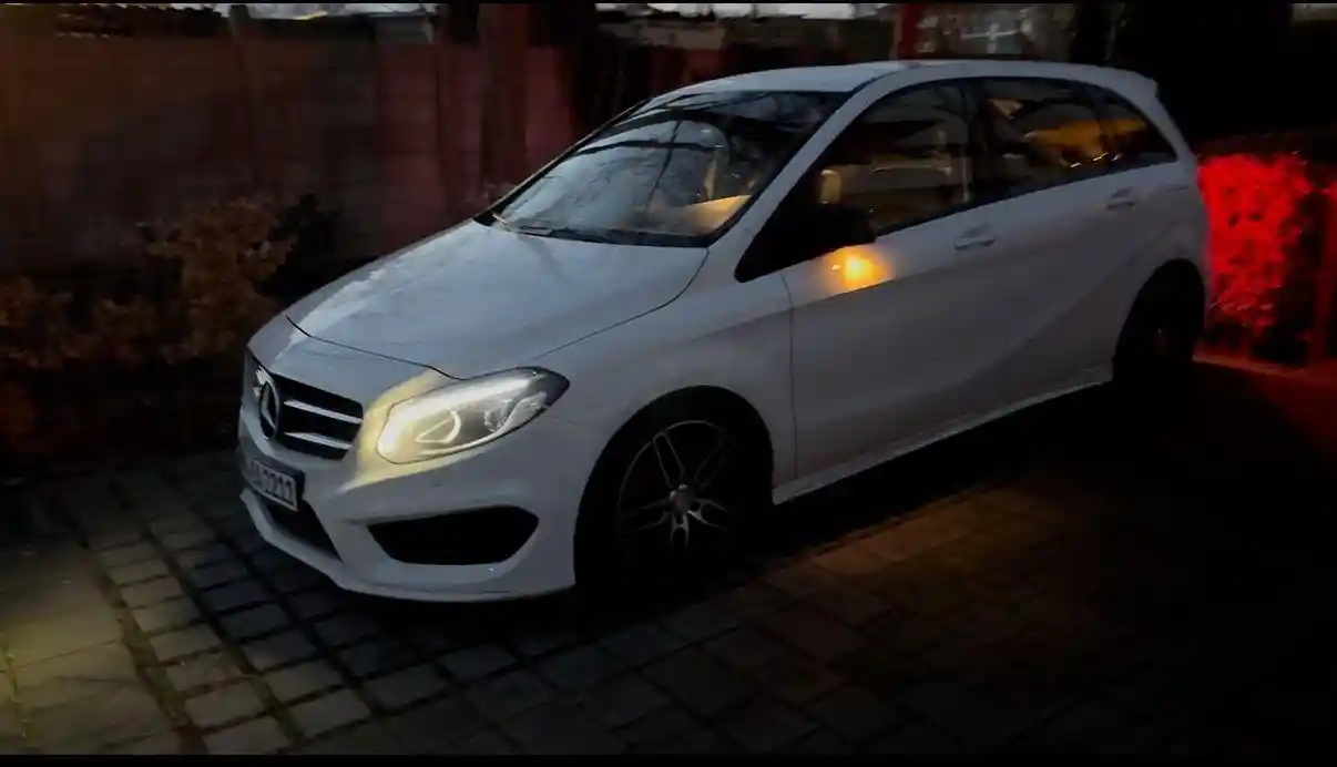 Mercedes-Benz B 180