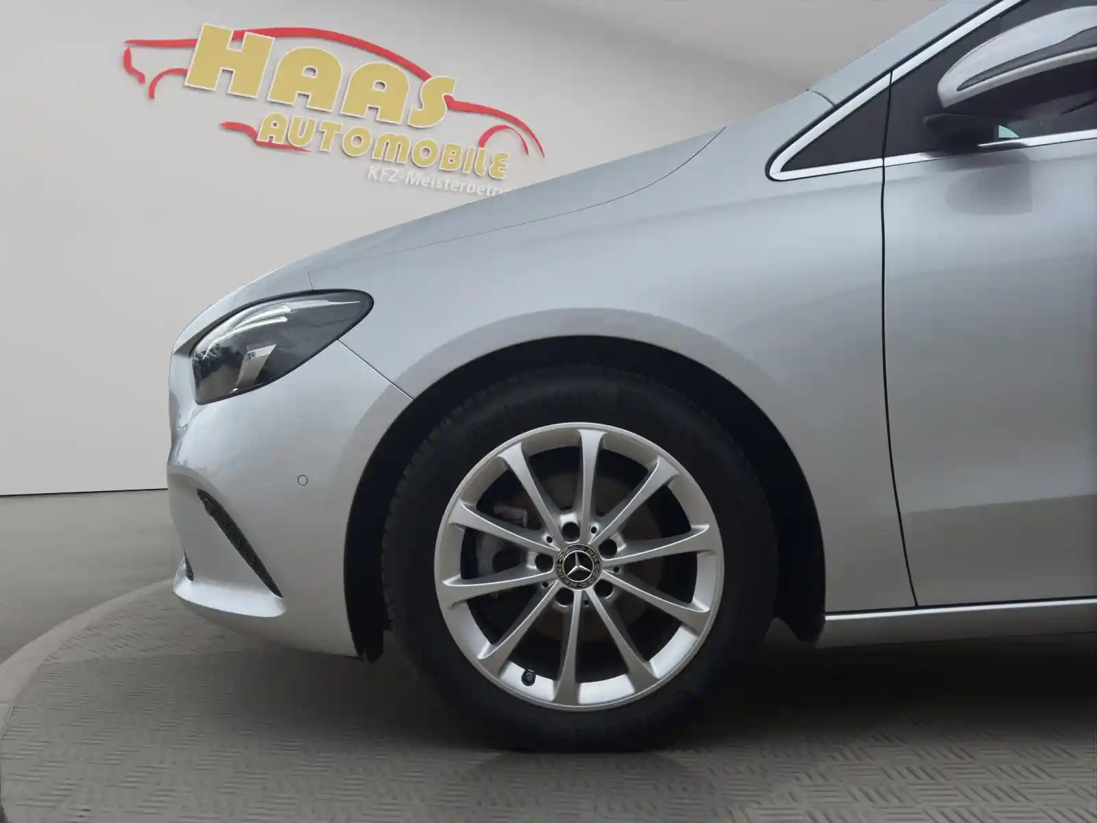 Mercedes-Benz B 180